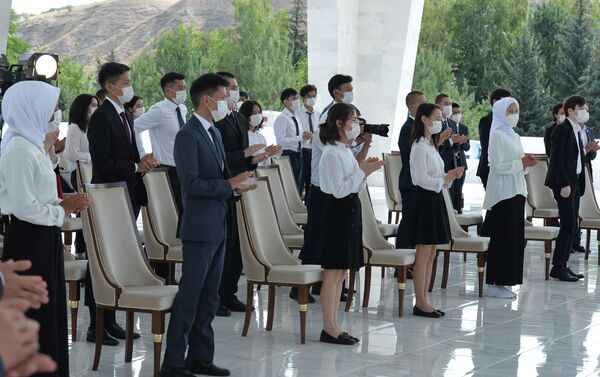 Выпускники на церемонии вручения золотых сертификатов с участием президента - Sputnik Кыргызстан