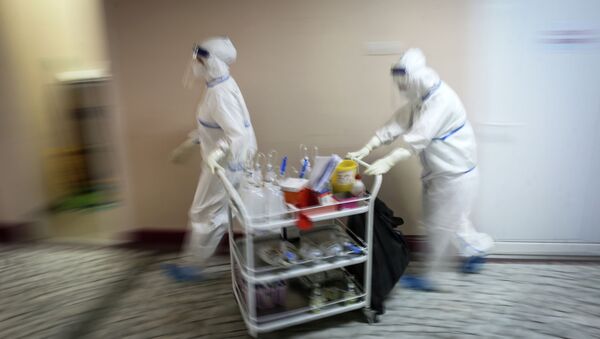 Медицинские работники несут медикаменты в больнице для зараженных коронавирусной болезнью (COVID-19) - Sputnik Кыргызстан
