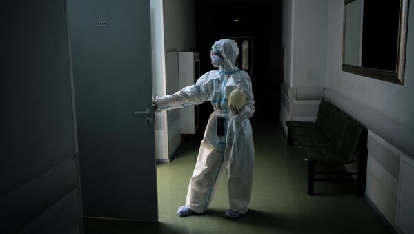 Медицинский работник в коридоре больницы. Архивное фото - Sputnik Кыргызстан