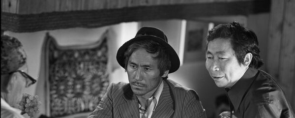 Известный актер Суймонкул Чокморов и знаменитый режиссер Толомуш Океев - Sputnik Кыргызстан