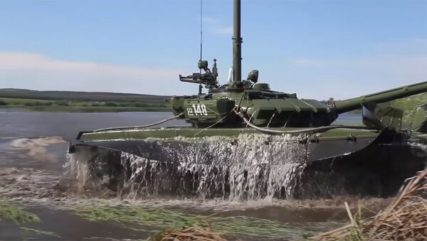 Переплывший реку российский танк удивил аргентинских журналистов — видео - Sputnik Кыргызстан