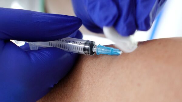 Медик делает прививку с вакциной. Архивное фото - Sputnik Кыргызстан
