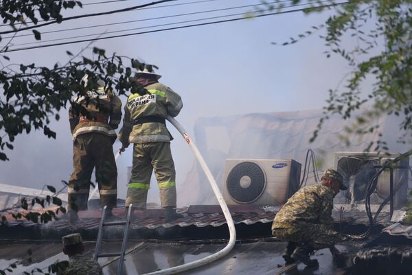 Пожар локализован, сообщила пресс-служба Министерства чрезвычайных ситуаций - Sputnik Кыргызстан