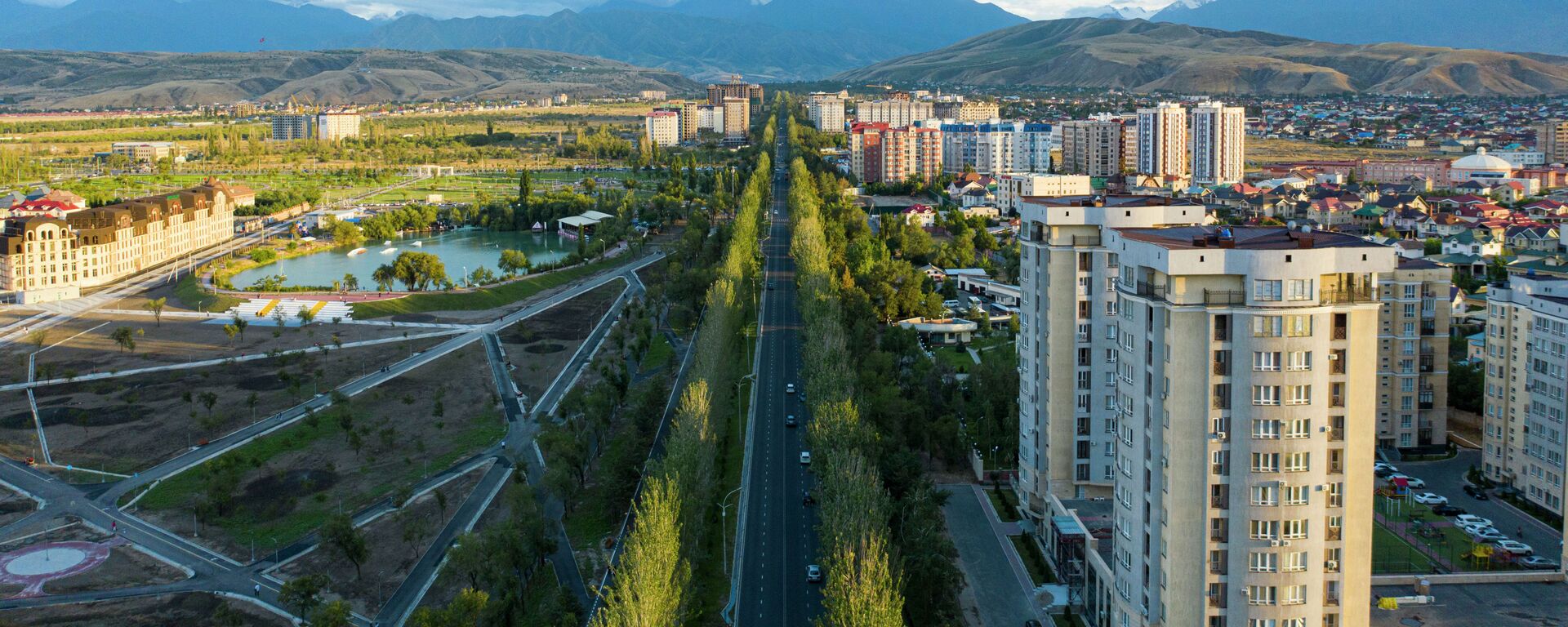 Жилые дома и новый парк здоровья вдоль проспекта Чингиза Айтматова в Бишкеке. Архивное фото  - Sputnik Кыргызстан, 1920, 27.05.2024