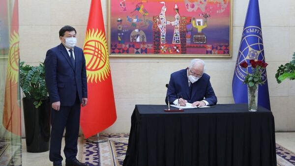  Кыргызстандагы чет өлкөлөрдүн дипломатиялык өкүлчүлүктөрү кыргыз элине көңүл айтты - Sputnik Кыргызстан