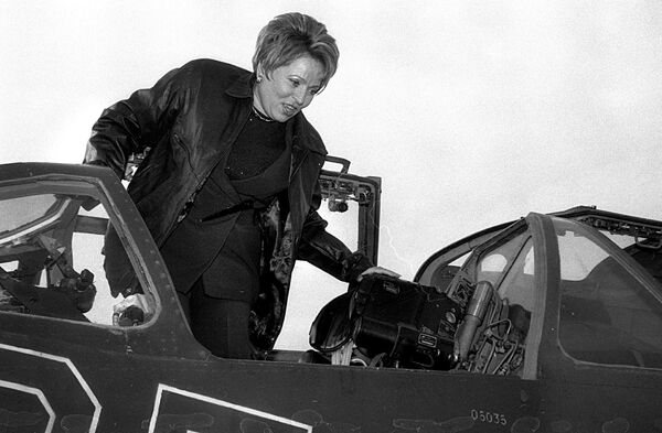 Валентина Матвиенко в кабине штурмовика на авиабазе Кант — фотофакт - Sputnik Кыргызстан