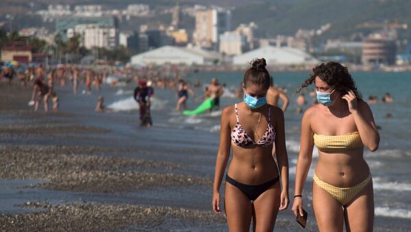 Девушки в защитных масках на пляже Мизерикордия в Малаге, Испания  - Sputnik Кыргызстан