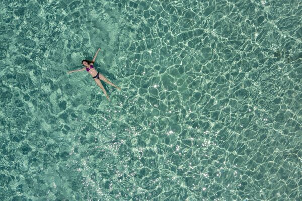 Девушка в море у острова Криси близ Крита, Греция - Sputnik Кыргызстан