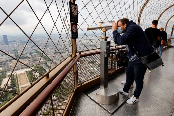 Мужчина у монокуляра на смотровой площадке на Эйфелевой башне, Париж  - Sputnik Кыргызстан