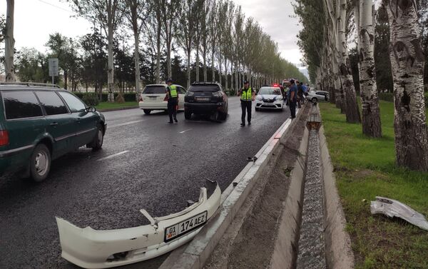 По словам очевидца, примерно в 10:10 столкнулись три автомобиля: Lexus RX, Subaru Legacy и Toyota Altezza - Sputnik Кыргызстан
