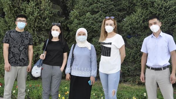 Шесть врачей-добровольцев из Ошской области отправились в Иссык-Кульскую область помогать коллегам в связи с ухудшением там эпидемиологической ситуации - Sputnik Кыргызстан