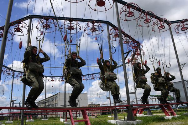 Боевая подготовка десантно-штурмовой бригады ВДВ в Приморье - Sputnik Кыргызстан
