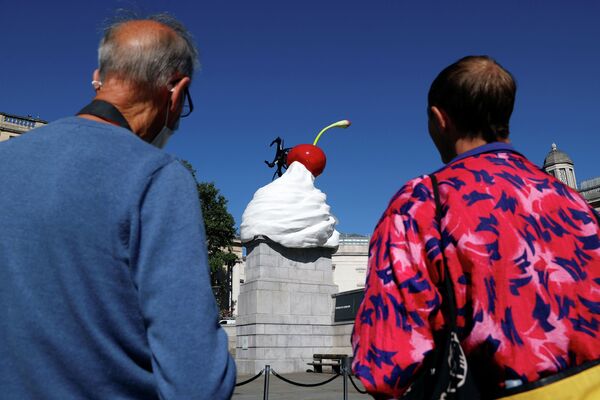 Установка скульптуры Конец на Трафальгарской площади в Лондоне  - Sputnik Кыргызстан