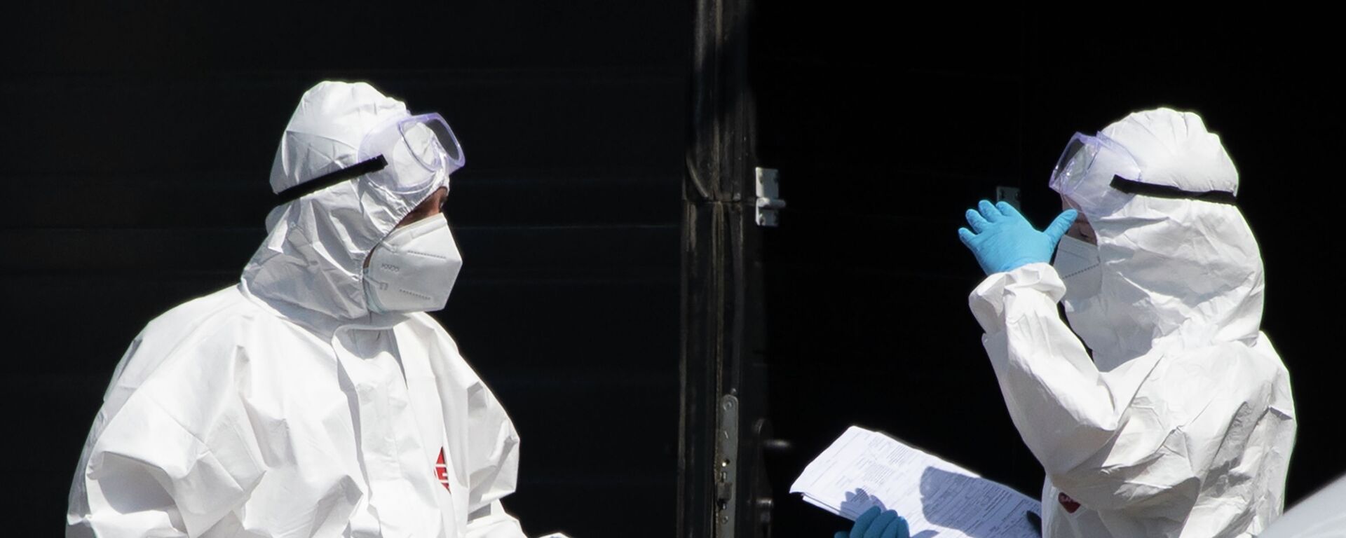 Медицинские работники в защитных костюмах. Архивное фото - Sputnik Кыргызстан, 1920, 12.08.2021