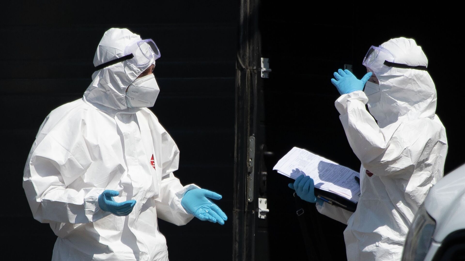 Медицинские работники в защитных костюмах. Архивное фото Медицинские работники в защитных костюмах. Архивное фото - Sputnik Кыргызстан, 1920, 12.08.2021