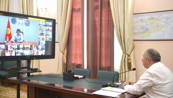 Премьер-министр Кубатбек Боронов во время обсуждения с представителями делегации врачей из России противоэпидемиологические меры и рекомендации по улучшению ситуации с коронавирусом в стране - Sputnik Кыргызстан