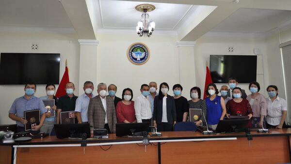 Медицина кызматкерлер өкмөттүн Ардак грамотасы менен сыйланды - Sputnik Кыргызстан