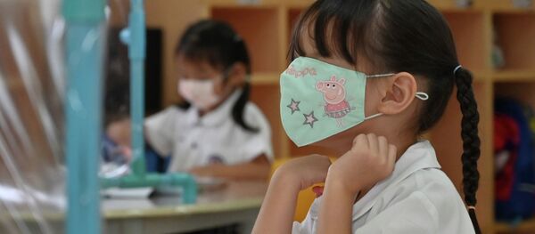 Медициналык маска кийген окуучу. Архив - Sputnik Кыргызстан