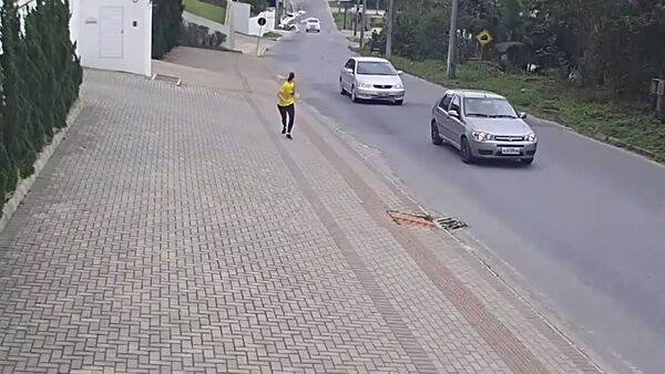 Легкомоторный самолет упал на дорогу недалеко от девушки. Видео - Sputnik Кыргызстан