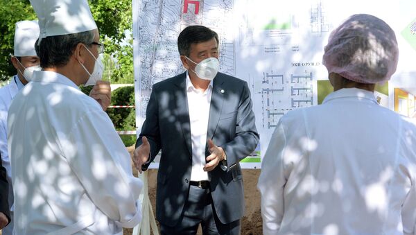Президент КР Сооронбай Жээнбеков во время осмотра хода капитальной реконструкции инфекционного отделения Иссык-Кульской территориальной районной больницы - Sputnik Кыргызстан