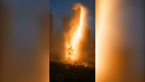 Мощная молния ударила в небоскреб и высекла гигантский столб искр — видео - Sputnik Кыргызстан
