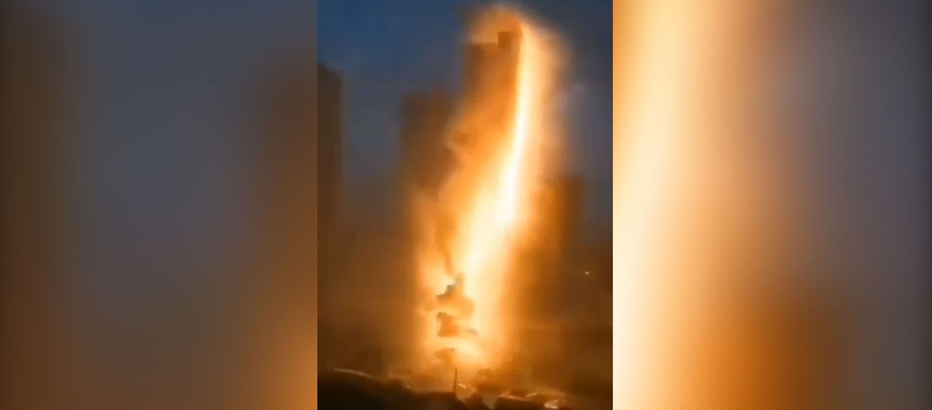Мощная молния ударила в небоскреб и высекла гигантский столб искр — видео - Sputnik Кыргызстан, 1920, 05.08.2020
