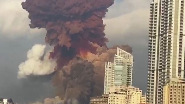 Видео ужасающего по силе взрыва — половина Бейрута в дыме - Sputnik Кыргызстан