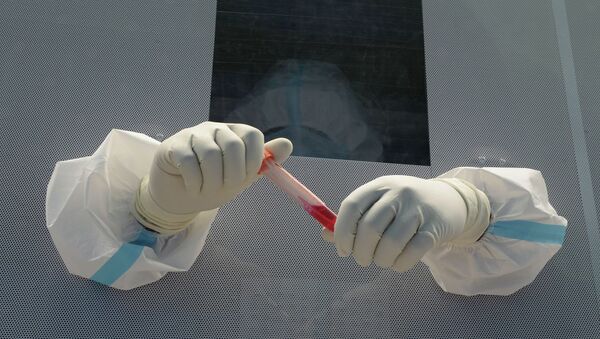Медицинский работник в СИЗ держит пробирку после сбора крови. Архивное фото - Sputnik Кыргызстан