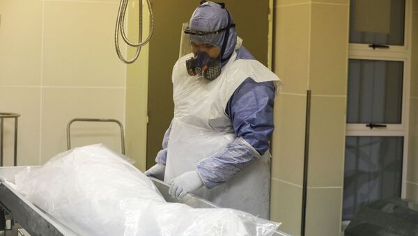 Член мусульманской похоронной организации готовит тело человека, умершего от COVID-19 к захоронению - Sputnik Кыргызстан