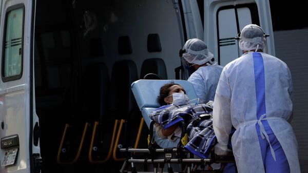 Медицинские работники госпитализируют пациента с коронавирусом в Бразилия. Архивное фото - Sputnik Кыргызстан