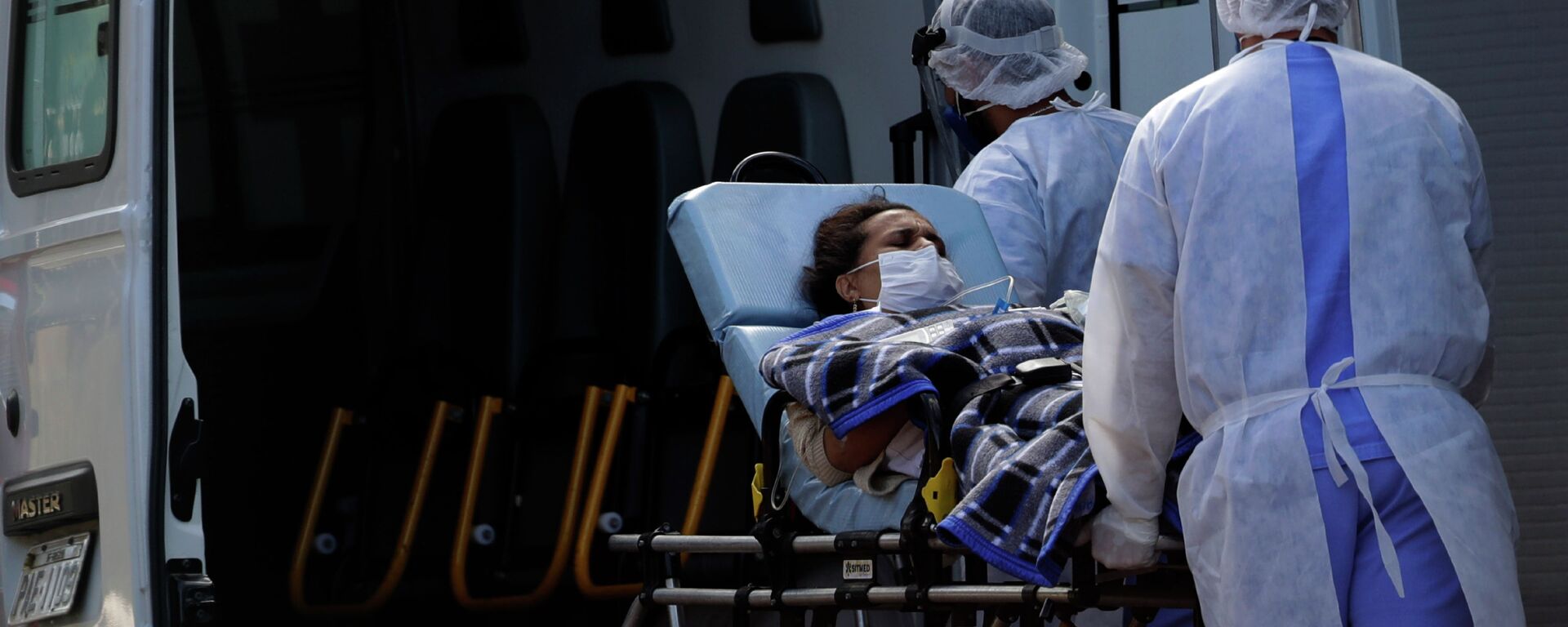Медицинские работники госпитализируют пациента с коронавирусом в Бразилия. Архивное фото - Sputnik Кыргызстан, 1920, 04.01.2022