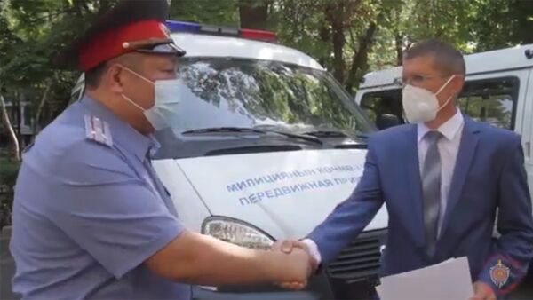 МВД подарили автомобили, ключи вручили экс-коменданту Бишкека. Видео - Sputnik Кыргызстан