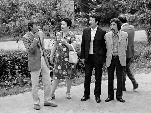 Кинооператор Кадыржан Кыдыралиев, режиссер Лилия Турусбекова, писатель Бексултан Жакиев и режиссер Геннадий Базаров - Sputnik Кыргызстан