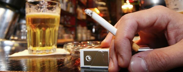 Посетитель бара курит сигарету. Архивное фото - Sputnik Кыргызстан