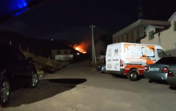 На склоне горы возле флагштока в селе Орто-Сай Аламудунского района горело сухотравье - Sputnik Кыргызстан