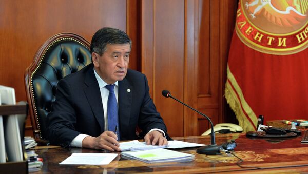 Президент Кыргызстана Сооронбай Жээнбеков во время онлайн-совещания с министром финансов Бактыгуль Жеенбаевой - Sputnik Кыргызстан