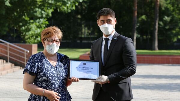 Вручение наград врачам-соотечественникам прибывшим из России и Турции - Sputnik Кыргызстан