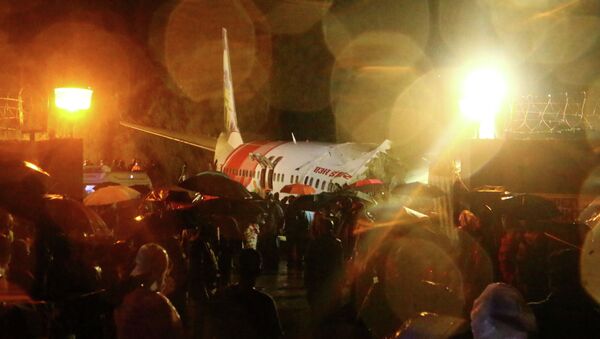 На месте жесткой посадки самолета Air India Express в городе Кожикоде, Индия. 7 августа 2020  года - Sputnik Кыргызстан