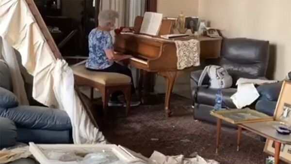 Пожилая дама исполняет добрую мелодию в разрушенном доме в Бейруте — видео - Sputnik Кыргызстан