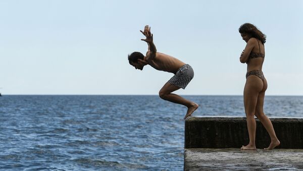 Мужчина прыгает с пирса на пляже в Крыму - Sputnik Кыргызстан