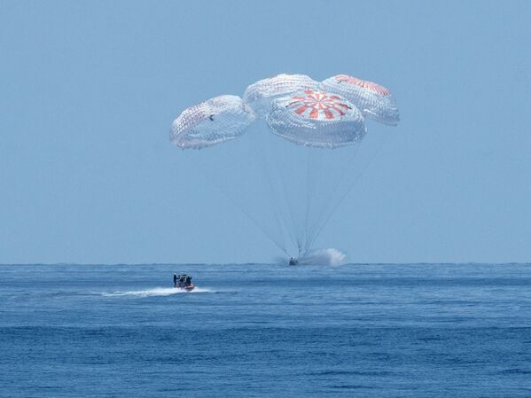 Американский пилотируемый корабль Crew Dragon приводнился в Мексиканском заливе - Sputnik Кыргызстан
