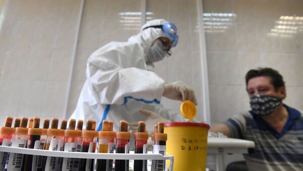Медицинский работник проводит забор крови на наличие антител к COVID-19 - Sputnik Кыргызстан