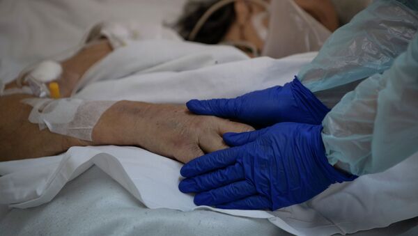 Доктор утешает неизлечимого пациента от коронавируса в больнице. Архивное фото - Sputnik Кыргызстан
