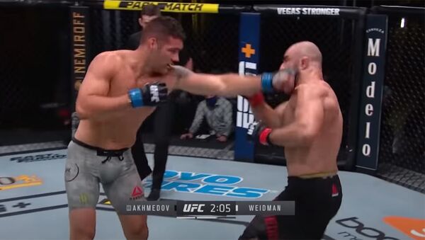Жесткие нокауты — видеоподборка лучших моментов сегодняшнего турнира UFC - Sputnik Кыргызстан