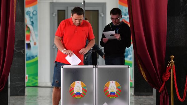 Мужчина голосует на выборах президента Белоруссии на избирательном участке в Минске. - Sputnik Кыргызстан
