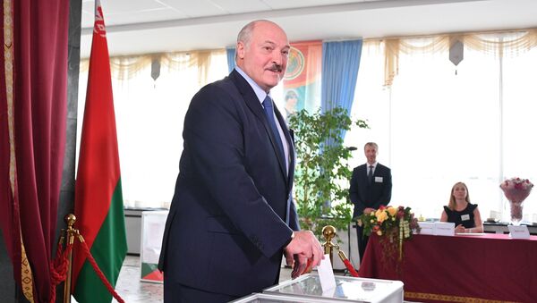 Белоруссиянын Президенти Александр Лукашенко Минск шаарындагы шайлоо участогунда добуш берип турат - Sputnik Кыргызстан