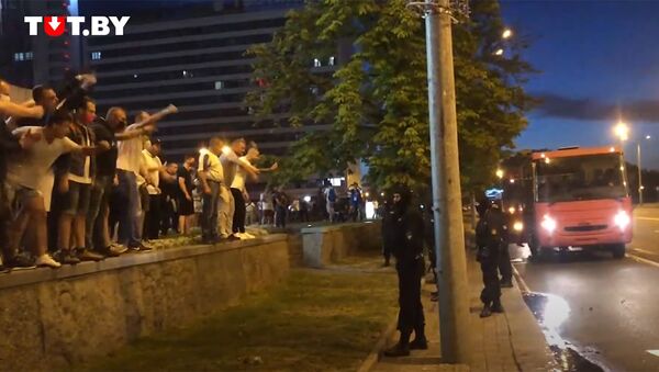 Толпа напала на ОМОН в центре Минска — видео - Sputnik Кыргызстан