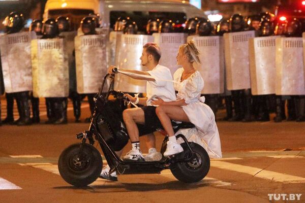 Пара на скутере напротив полицейских во время протестов в Минске  - Sputnik Кыргызстан