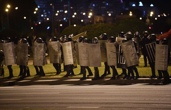 Сотрудники правоохранительных органов во время акции протеста на одной из улиц в Минске - Sputnik Кыргызстан