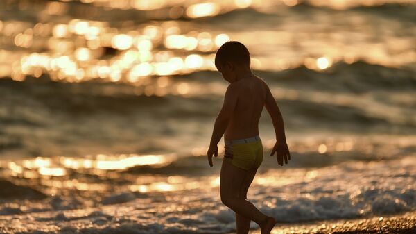 Мальчик на пляже. Архивное фото - Sputnik Кыргызстан